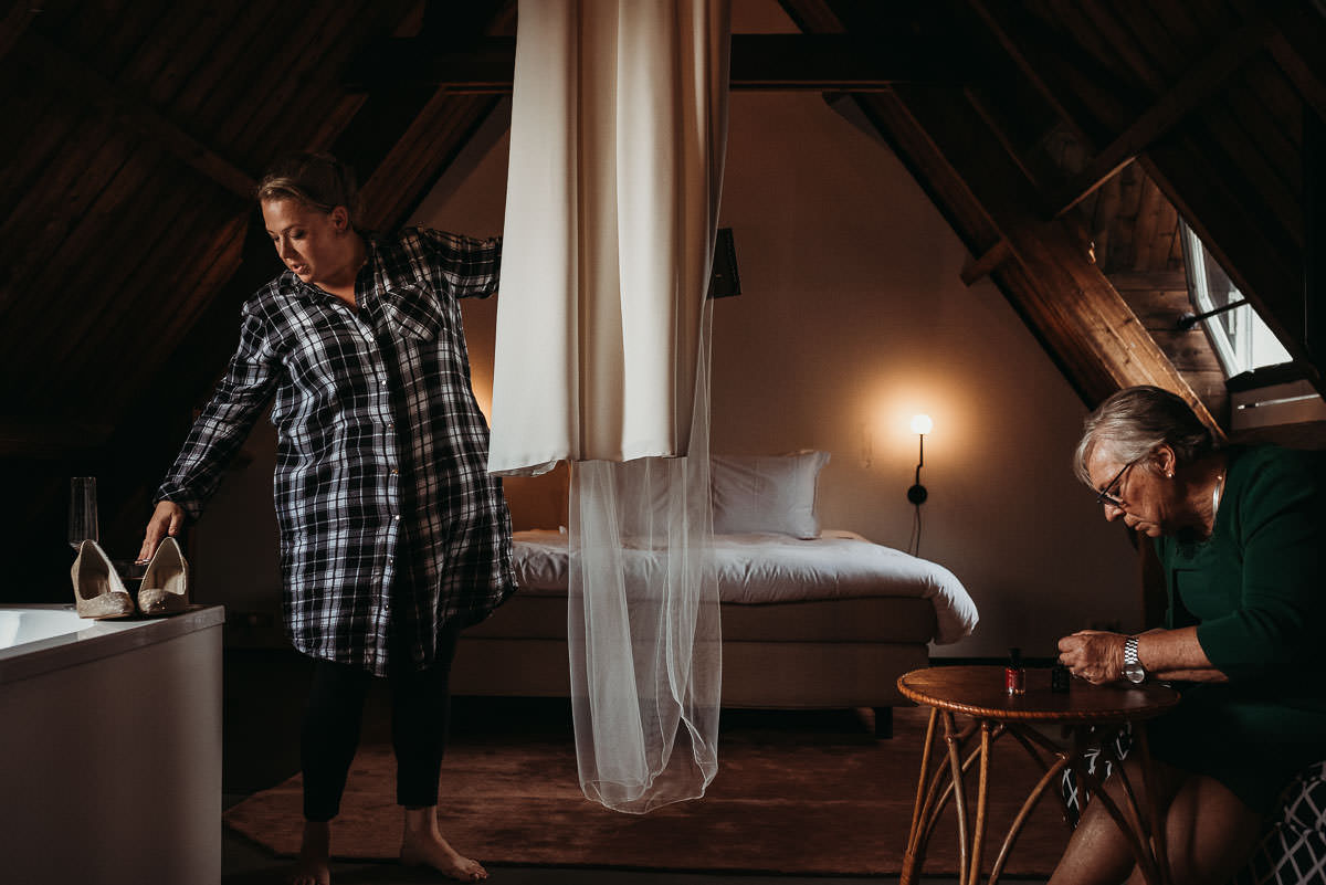Bride getting ready at Lloyd Hotel