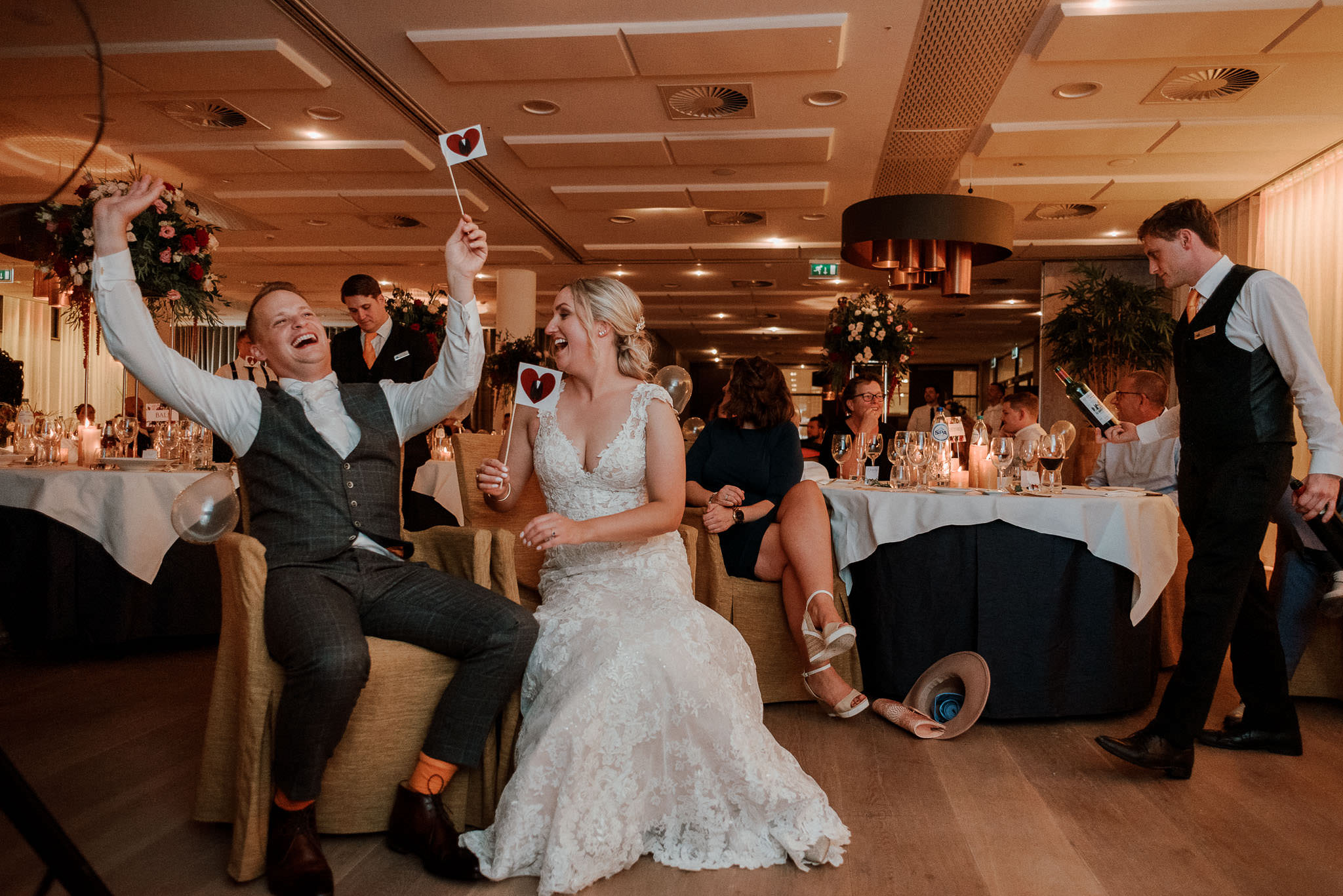 couple laughing at duin & kruidberg during reception playing a game