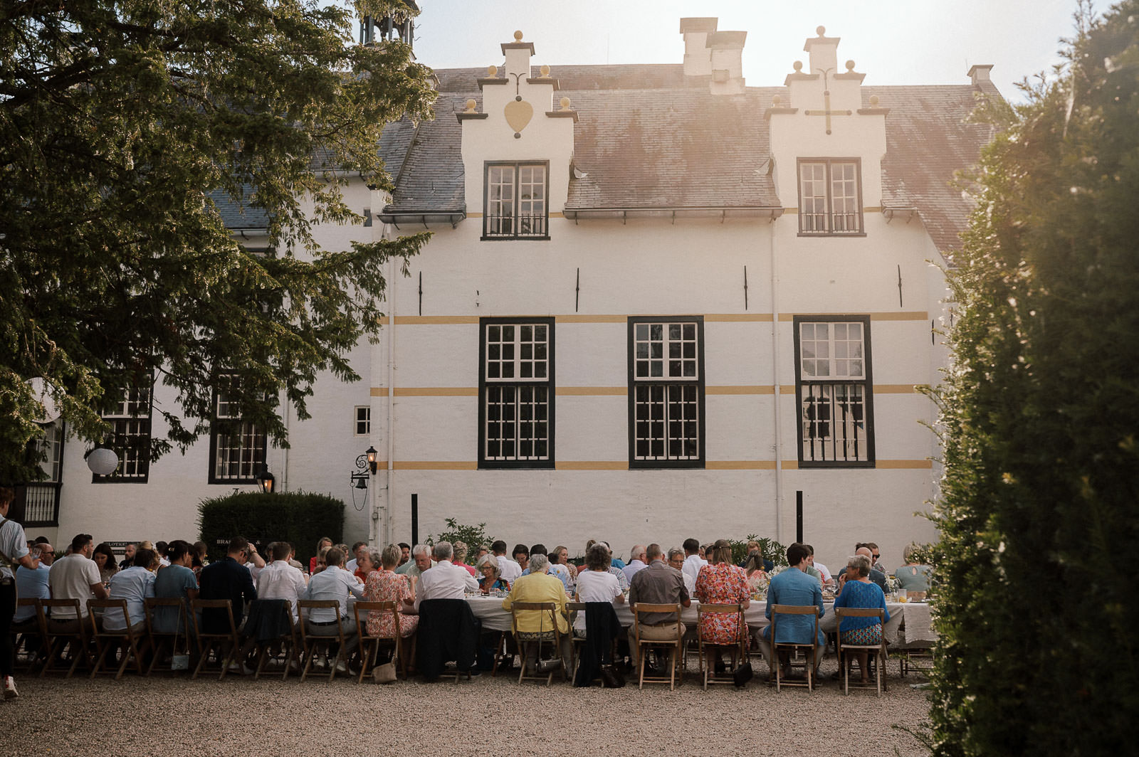 outside dinner in front of slot doddendael, a unique wedding venue