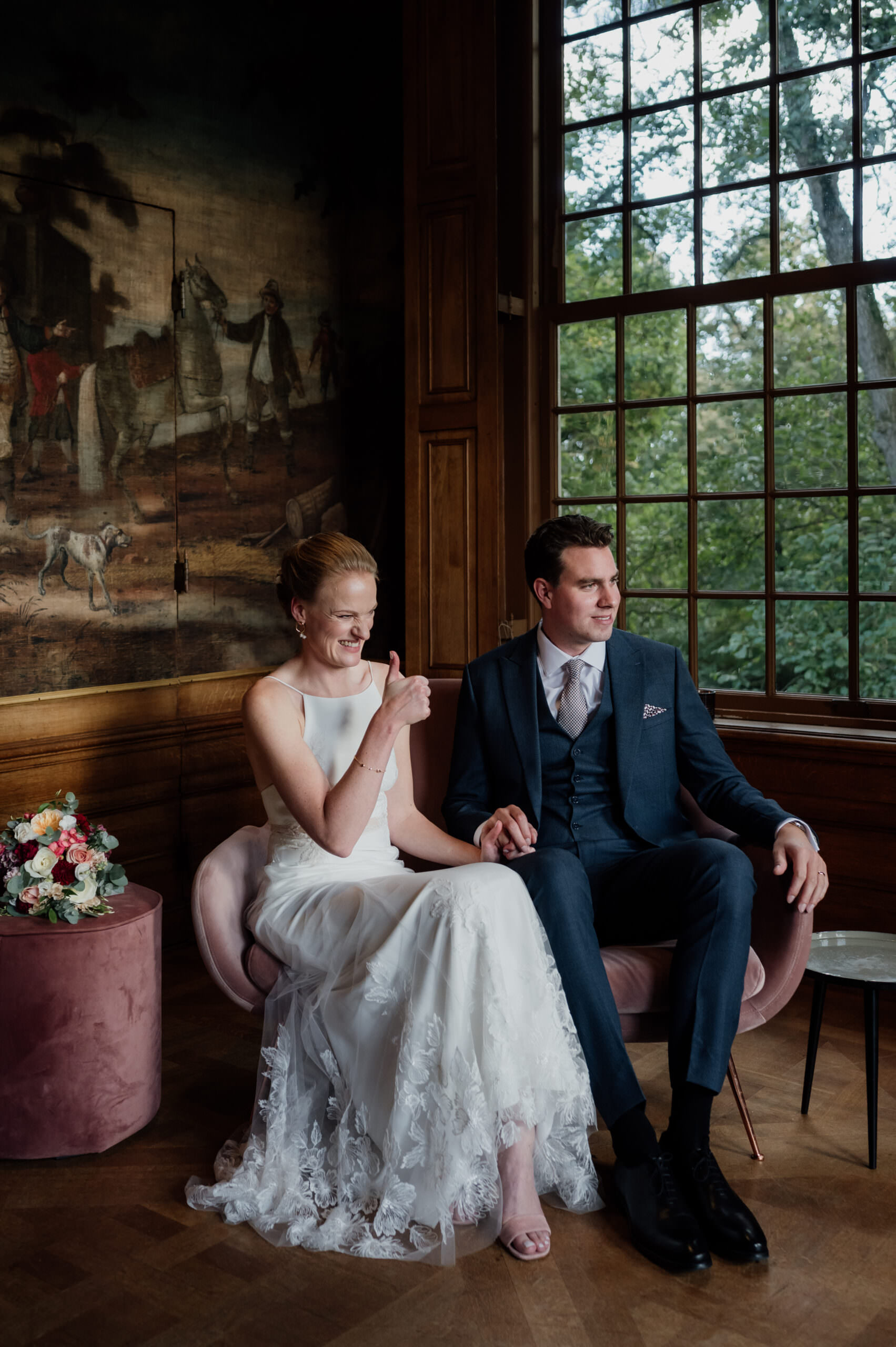 couple at buitenplaat sparrendaal during ceremony giving thumbs up